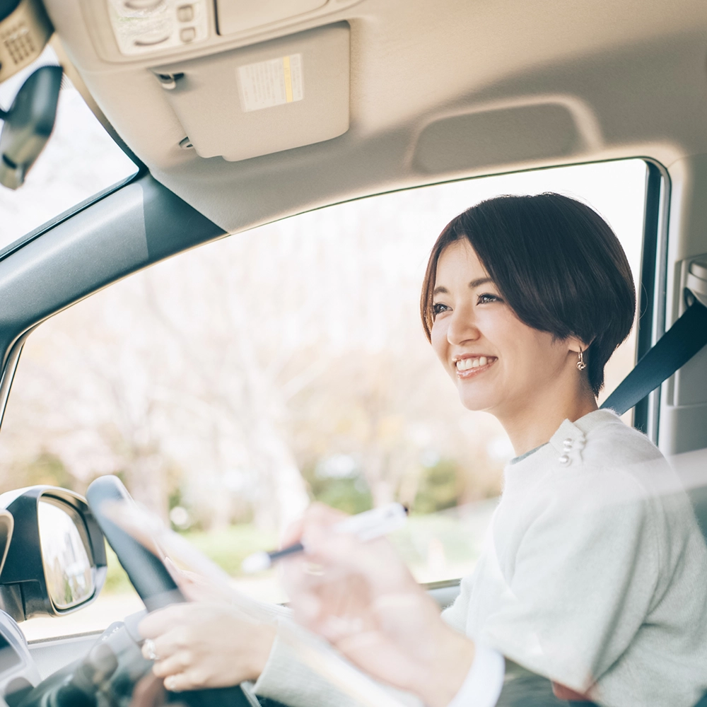 運転中の女性